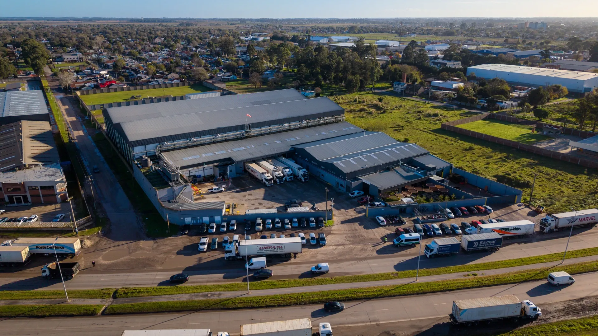 Vista aérea de una operación industrial de frío y logística